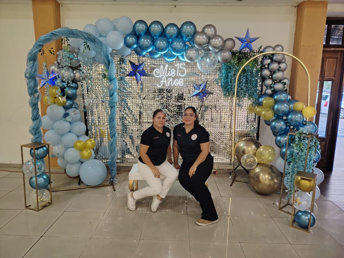 Equipo de Instantes con adorno de XV años