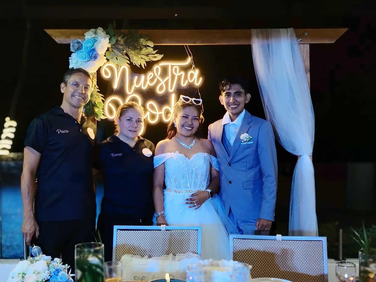 Equipo de Instantes con la pareja